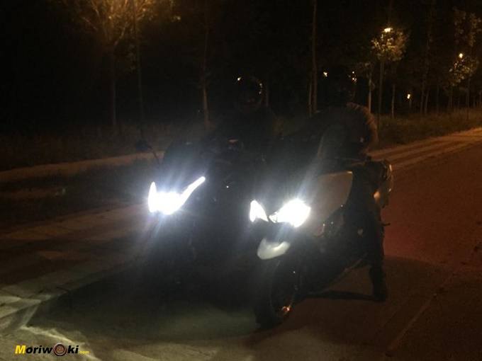 Comparando las luces del Yamaha Tmax 530 en primer término y del Kymco AK 550 en segundo. Comparando las luces del Yamaha Tmax 530 en primer término y del Kymco AK 550 en segundo.