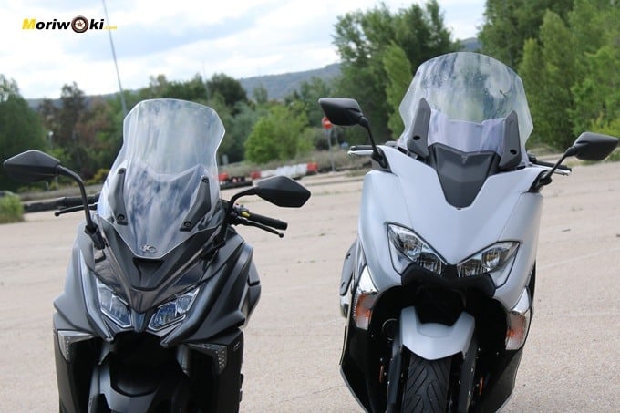 Comparando los retrovisores del Yamaha Tmax 530 DX y del Kymco AK 550. Comparando los retrovisores del Yamaha Tmax 530 DX y del Kymco AK 550.