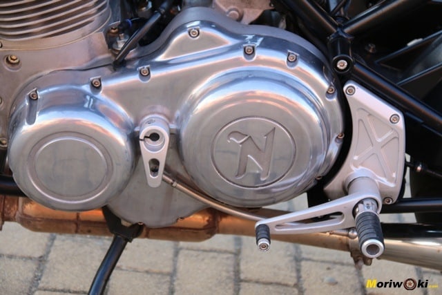 Vista de la tapa del embrague de la Norton Commando 961 Sport MK2. Vista de la tapa del embrague de la Norton Commando 961 Sport MK2.