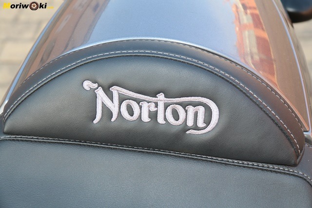 Emblema Norton en el asiento de la Commando 961 Sport MK2. Emblema Norton en el asiento de la Commando 961 Sport MK2.