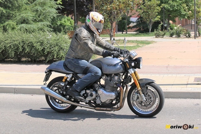 Postura sobre la Norton Commando 961 Sport MK2. Postura sobre la Norton Commando 961 Sport MK2.