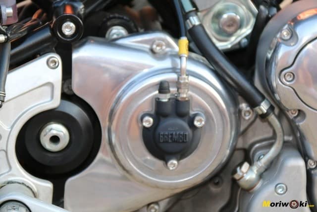 Tapa del piñón en la Norton Commando 961 Sport MK2. Tapa del piñón en la Norton Commando 961 Sport MK2.