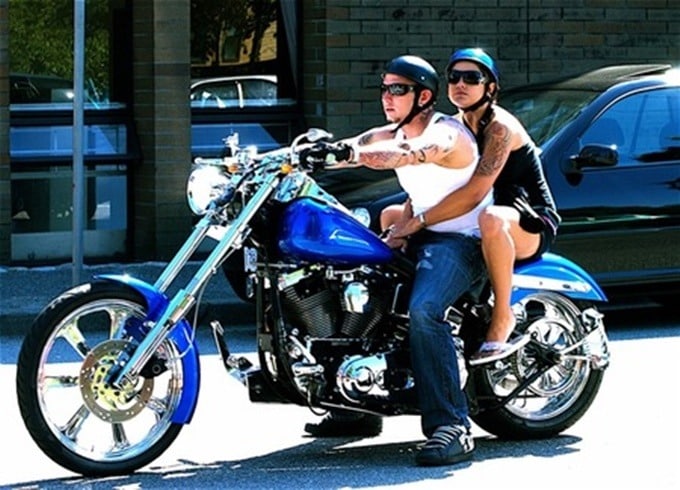 La protección en verano es crucial en cualquier tipo de moto.