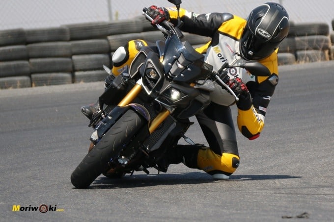 Con la moto en pista, el calor casi se disipa por la obligada concentración.