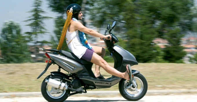 En moto, con calor y con las extremidades desprotegidas.