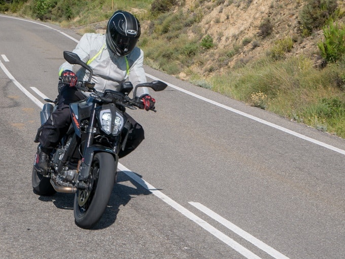 El calor sofocante en una moto conduciendo en carretera.