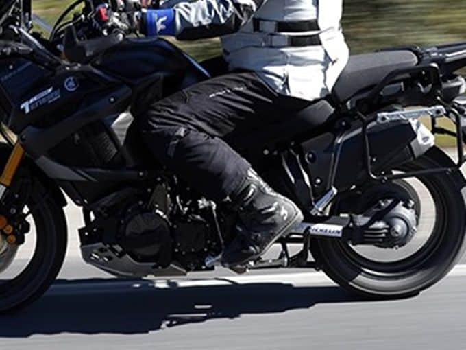 Pantalón de moto para el verano, totalmente calado.