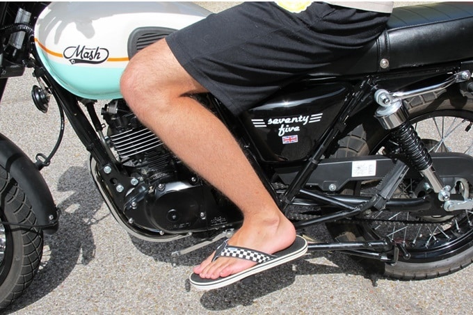 Conduciendo una moto en verano, los pies también deben de protegerse.