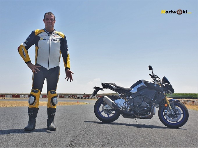 El mono de carreras en marcha resulta menos agobiante de lo que aparenta en parado.
