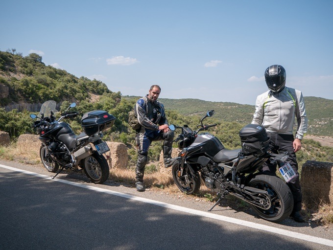 La moto con calor. Equipamiento de verano, equipamiento en piel.