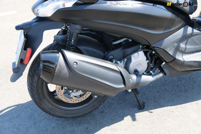 Aparcar el Piaggio Beverly 350 Police resulta muy fácil.