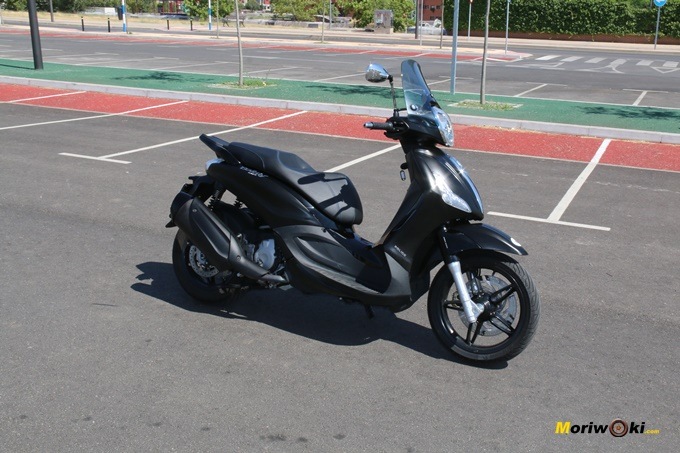 Perfil derecho del Piaggio Beverly 350 Police.