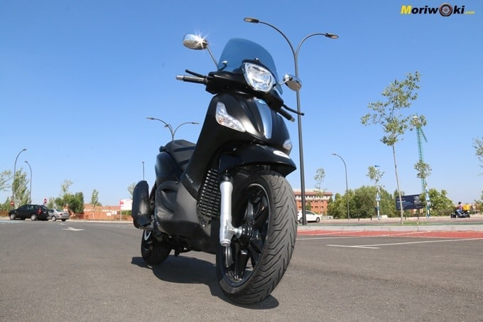 Perspectiva inferior del Piaggio Beverly 350 Police.