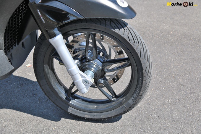 Rueda delantera de 16 pulgadas en el Piaggio Beverly 350 Police.