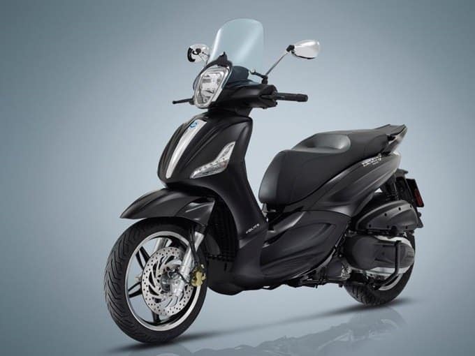 El Piaggio Beverly 350 Police en imagen deestudio.