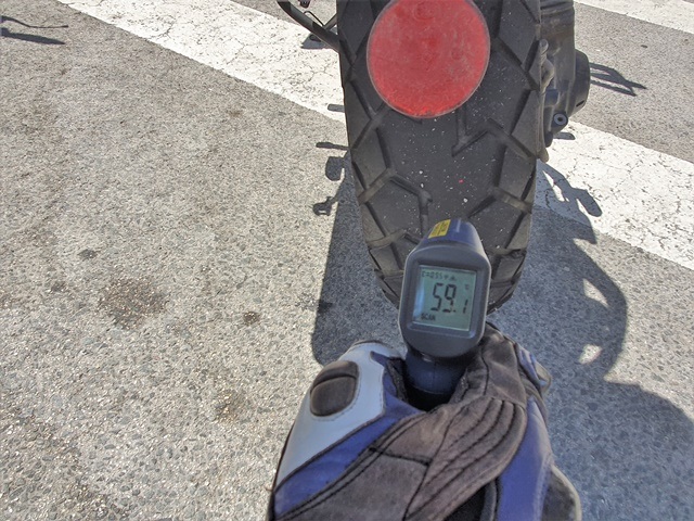 Temperatura máxima alcanzada por el neumático mixto trail/asfalto de Continental en nuestra prueba a su paso por la autovía. Temperatura máxima alcanzada por el neumático mixto trail/asfalto de Continental en nuestra prueba a su paso por la autovía.
