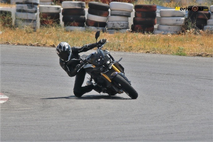 En el vértice de un viraje con la Yamaha MT-10 SP 