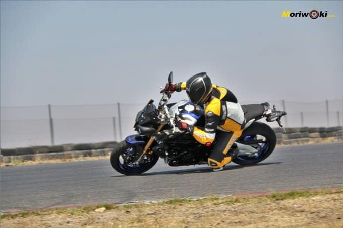 Paso por curva de la Yamaha MT-10 SP 
