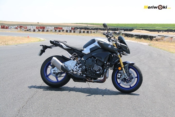 La Yamaha MT-10 SP posando en FK1