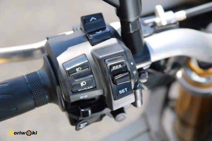 Piña izquierda de la Yamaha MT-10