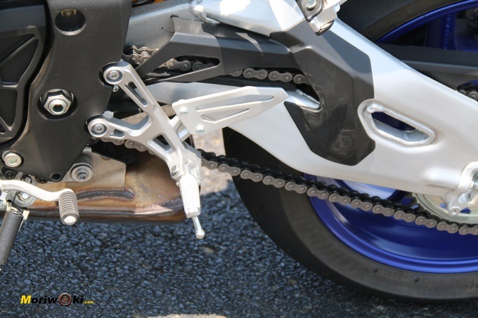 Detalle estribera Yamaha MT-10 SP