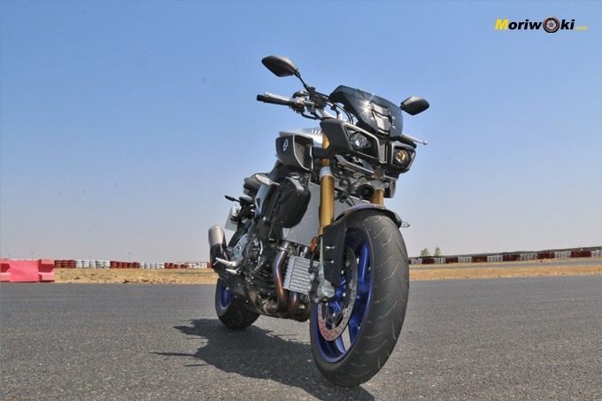 La Yamaha MT-10 SP vista desde una perspectiva inferior.