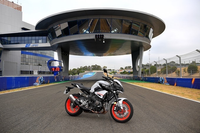 Prueba Yamaha MT-10 bajo el ovni de Jerez