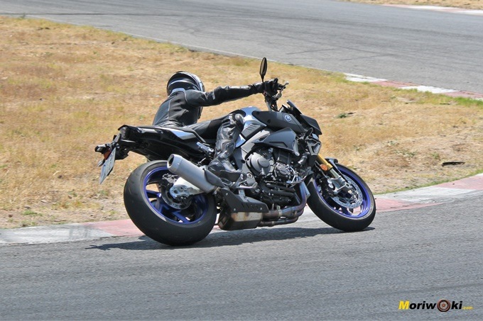 La Yamaha MT-10 SP con Cristina Alberquilla en acción