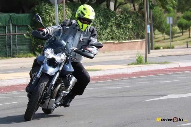Entrando a una curva con la Moto Guzzi V85 TT. Entrando a una curva con la Moto Guzzi V85 TT.