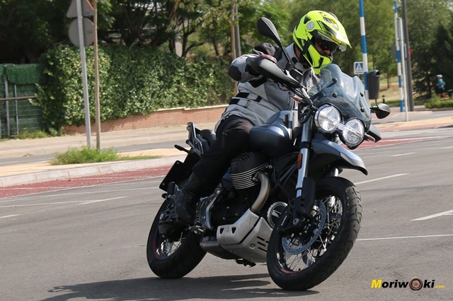 Prueba de la Moto Guzzi V85 TT en asfalto Prueba de la Moto Guzzi V85 TT en asfalto