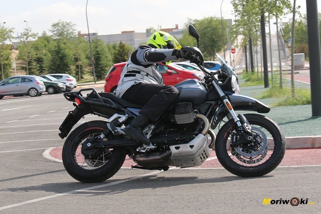 Paso por curva de la Moto Guzzi V85 TT. Paso por curva de la Moto Guzzi V85 TT.