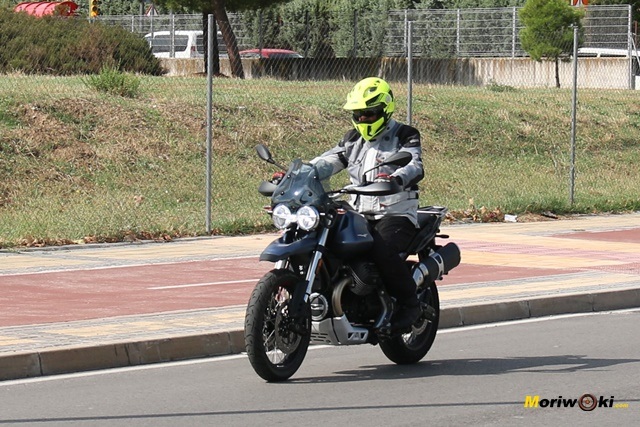 En la ciudad con la Moto Guzzi V85 TT. En la ciudad con la Moto Guzzi V85 TT.