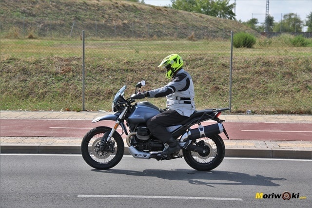 Posición de conducción en la Moto Guzzi V85 TT. Posición de conducción en la Moto Guzzi V85 TT.