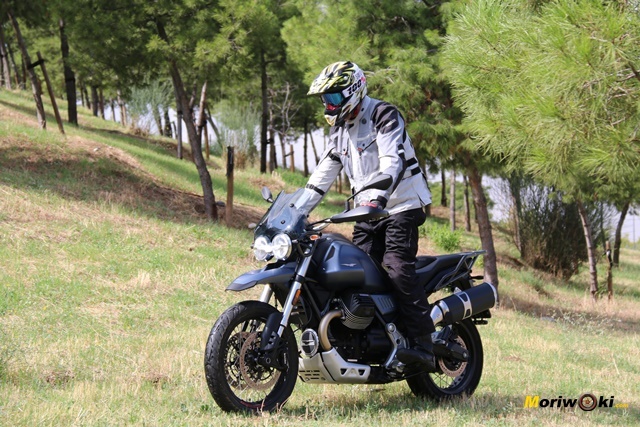 La Moto Guzzi V85 TT sobre la hierba mojada. La Moto Guzzi V85 TT sobre la hierba mojada.