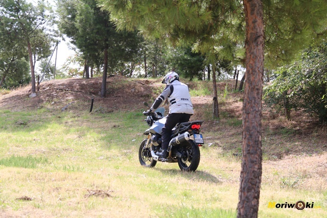 Cómo se desenvuelve la Moto Guzzi V85 TT fuera de la carretera. Cómo se desenvuelve la Moto Guzzi V85 TT fuera de la carretera.