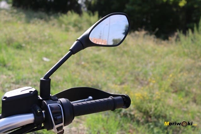 Retrovisor oval de la Guzzi V85 TT. Retrovisor oval de la Guzzi V85 TT.