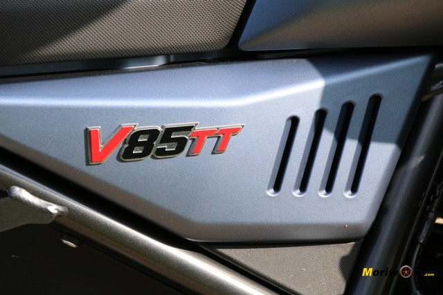 Tapa lateral de la Guzzi V85 TT. Tapa lateral de la Guzzi V85 TT.