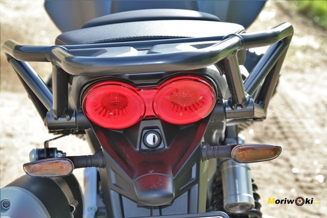 La Guzzi V85 TT con su doble luz trasera. La Guzzi V85 TT con su doble luz trasera.