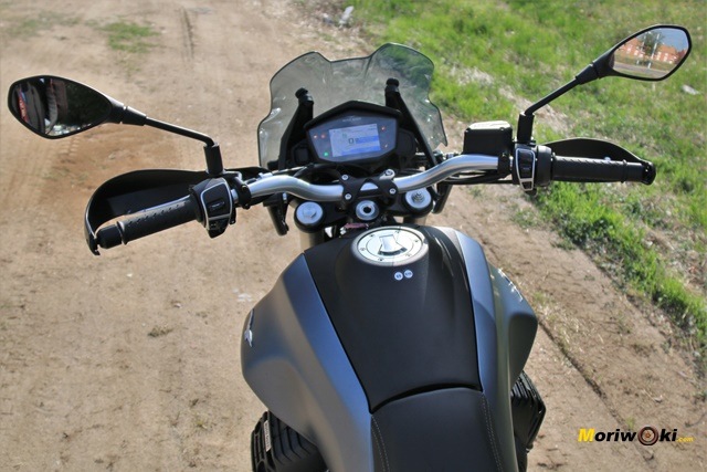 El amplio manillar de la Guzzi V85 TT. El amplio manillar de la Guzzi V85 TT.