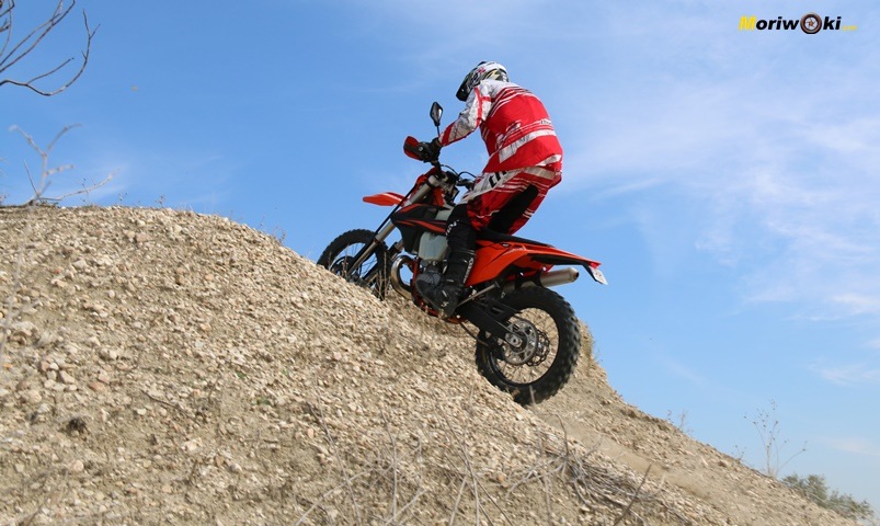 La comodidad de una moto de enduro para conducir de pie. La comodidad de una moto de enduro para conducir de pie.