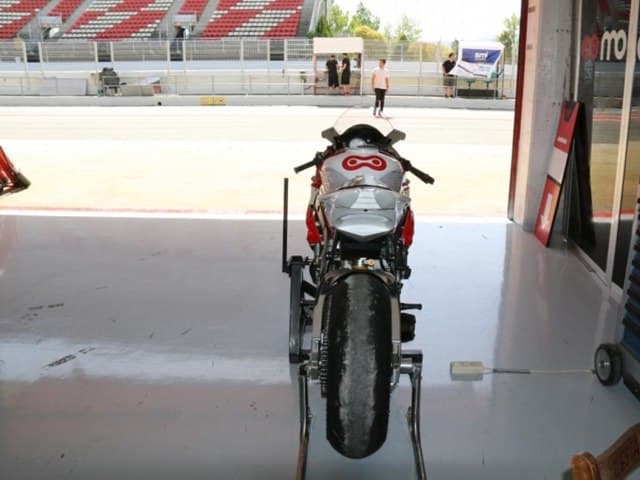 Las motos más cómodas. Vista posterior de una moto de carreras Las motos más cómodas. Vista posterior de una moto de carreras