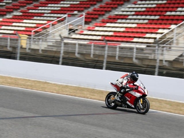 Las motos más cómodas. Paso por la recta con una moto de carreras. Las motos más cómodas. Paso por la recta con una moto de carreras.
