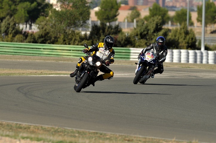 Rodando en el circuito con un El Neumático de moto para pista homologado para la calle Rodando en el circuito con un El Neumático de moto para pista homologado para la calle