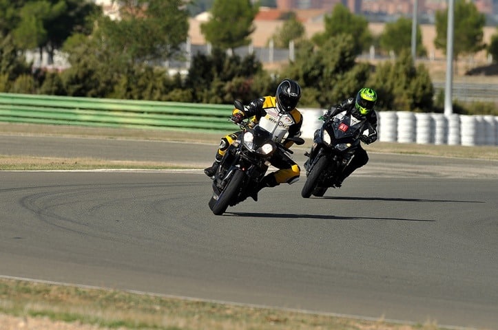 Rodando en la carretera con un El Neumático de moto para pista homologado para la calle Rodando en la carretera con un El Neumático de moto para pista homologado para la calle