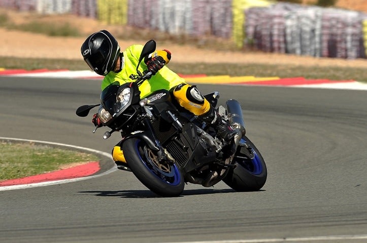 El Neumático de moto para pista homologado para la calle se comporta así El Neumático de moto para pista homologado para la calle se comporta así