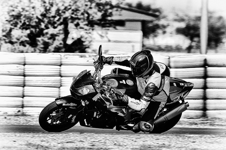 El Neumático de moto para pista homologado para la calle vale la pena en el circuito El Neumático de moto para pista homologado para la calle vale la pena en el circuito