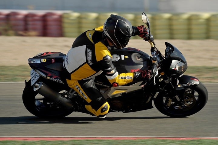 Prueba de aceleración con un Neumático de moto para pista homologado para la calle Prueba de aceleración con un Neumático de moto para pista homologado para la calle