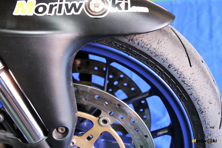 Detalle desgaste en la goma delantera de un Neumático de moto para pista homologado para la calle Detalle desgaste en la goma delantera de un Neumático de moto para pista homologado para la calle