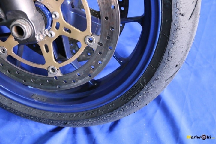 El Neumático delantero de moto para pista homologado para la calle se desgasta así El Neumático delantero de moto para pista homologado para la calle se desgasta así