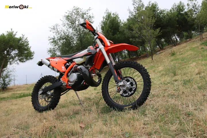 Objetivo Enduro +100, la imponente planta de la KTM 300 EXC TPI. Objetivo Enduro +100, la imponente planta de la KTM 300 EXC TPI.